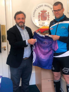 Antonio Bendala entrega al cónsul honorario, José Luis Martínez Hens, una camiseta de 'La Ruta' como recuerdo del encuentro.