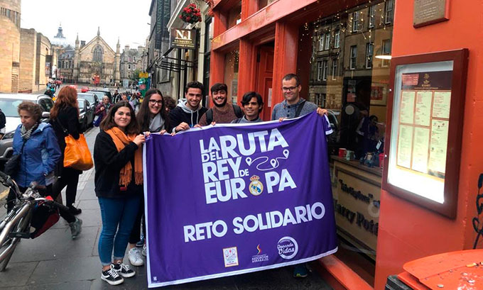 Los dos atletas onubenses, junto a alumnos españoles de Erasmus en Edimburgo con carnets de donantes.