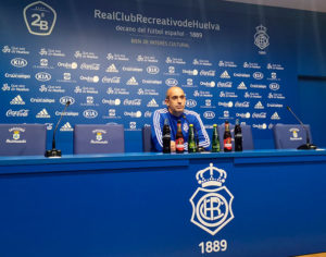 Alberto Monteagudo, entrenador del Recre, durante la rueda de prensa de este viernes. / Foto: @recreoficial.