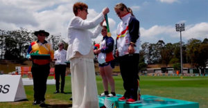 La atleta de Lucena del Puerto en el momento de recibir su medalla.