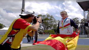 Blanca Betanzos muestra feliz la bandera de España tras ganar en los 100 lisos.