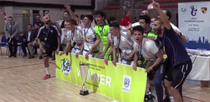 El equipo onubense, con el trofeo conquistado en Varsovia. / Foto: Captura TV.