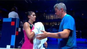 Carolina Marín conversa con su entrenador, Fernando Rivas, en uno de los intervalos. / Foto: Captura RTVE.