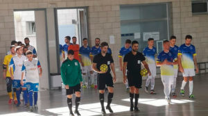 Los equipos del Alcalá FS y el CD Galaroza, en el momento de saltar a la cancha. / Foto: @alcala_fs.