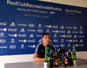 Óscar Ramírez aseguró que con la afición al lado "conseguimos los tres puntos ante el Cartagena”. / Foto: @recreoficial.