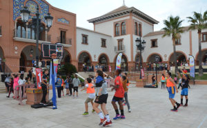 La plaza de España de Palos de la Frontera, escenario de la gran Fiesta del Baloncesto en la localidad.