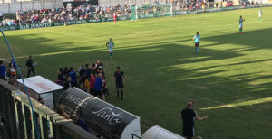 Los jugadores del Recre celebran en su banquillo el tanto de Chuli. / Foto: G. D.