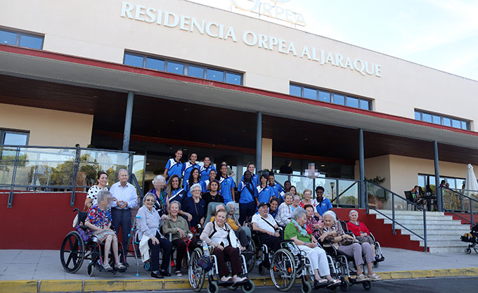 Foto de familia de la visita del Sporting de Huelva a la residencia Orpea.