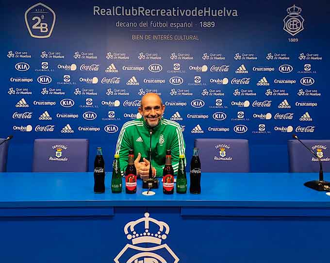 Alberto Monteagudo, entrenador del Recre, durante la rueda de prensa de este viernes. / Foto: @recreoficial.