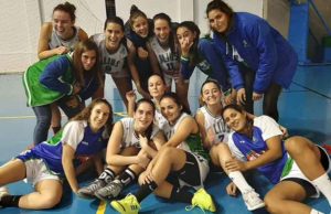 Las jugadoras del CB Lepe celebran el triunfo conseguido ante el DKV Jerez. / Foto: @CbLepeAlius.