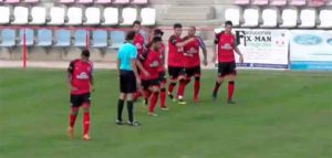 Momento en el que los jugadores del Cartaya celebran el segundo gol, obra de Sebas. / Foto: Captura TV Radio Cartaya.