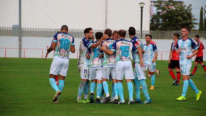 Los jugadores algabeños celebran el gol del empate de Gonzalo, de penalti. / Foto: @AAlgabeno.