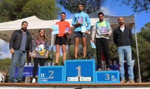 Podio masculino del XXXII Cross 'Pinares de Cartaya' celebrado el pasado fin de semana.