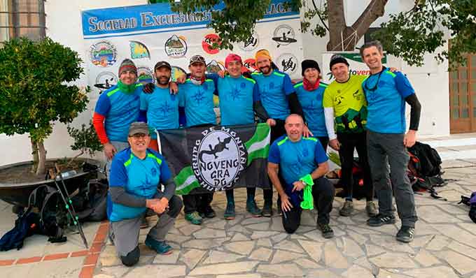 Los componentes del equipo onubense tras finalizar la XIX Travesía Sierra de Tejeda Almijara, en Sedella (Málaga).