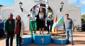 Podio sénior masculino del VII Duatlón Cros 'Laguna de El Portil'.