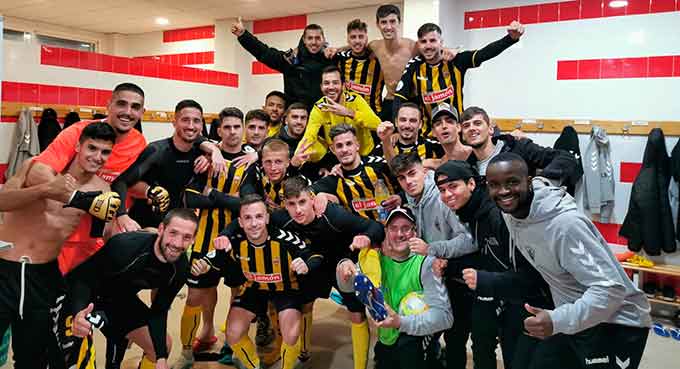 Los jugadores del San Roque celebran su merecido triunfo ante el Arcos. / Foto: @SanRoqueLepe.