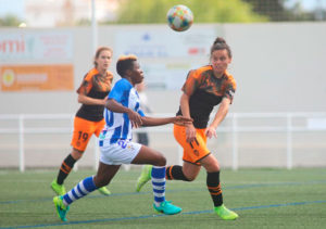 Peace Efih intenta controlar la pelota en presencia de la ex del Sporting, Flor Bonsegundo. / Foto: www.lfp.es.