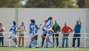 Alegría de las jugadoras del Sporting tras marcar Mascaró el segundo de sus goles. / Foto: www.lfp.es.