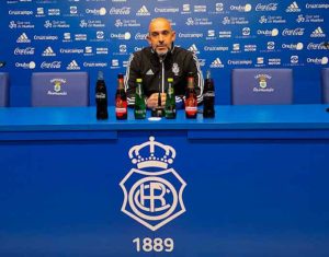 Alberto Monteagudo, entrenador del Recre, confía en que su equipo supere la eliminatoria ante el Hércules. / Foto: @recreoficial.