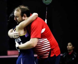 Carolina Marín se abraza con su entrenador en este torneo, Anders Thomsen, tras ganar a Chaiwan. / Foto: Badminton Photo.