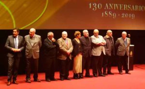 Los ex-presidentes de la entidad entregaron unos carnets dorados conmemorativos de la efemérides a los abonados del club con los 130 primeros números de socio. / Foto: @recreoficial.