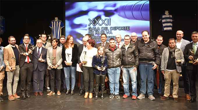 Foto de familia de los premiados durante la Gala del Deporte de la AOPD.