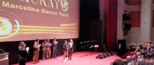 Marcelino García Toral recibe el primer Premio 'Mackay' durante la Gala celebrada este martes. / Foto: @recreoficial.