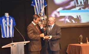 Luzardo recibe el premio a la 'Leyenda Deportiva' de manos del presidente de la AOPD, José Luis Camacho.