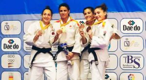 Cinta García en el podio con su medalla de oro en el Campeonato de España. / Foto: @JudoHuelva1.