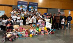 Participantes en el torneo solidario con los regalos aportados.