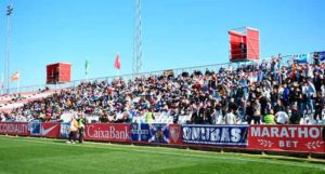 La ejemplar afición del Recre estuvo con los suyos en la Ciudad Deportiva del Sevilla. / Foto: @recreoficial / P. Sayago.