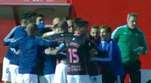 Los jugadores del Recre celebraron con el técnico, Alberto Monteagudo, el primer gol del partido. / Foto: Captura TV Footers.