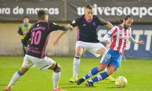 Víctor Barroso y Borja García tratan de parar a Antoñito en un lance del partido. Imagen onubense durante el partido. / Foto: César Comino/@AlgecirasCF.