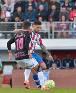 Imagen onubense durante el partido: Antonio Domínguez trata de deshacerse de Víctor Barroso. / Foto: César Comino/@AlgecirasCF.