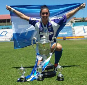 Sandra García posa con los trofeos logrados con el Sporting. / Foto: @sportinghuelva.