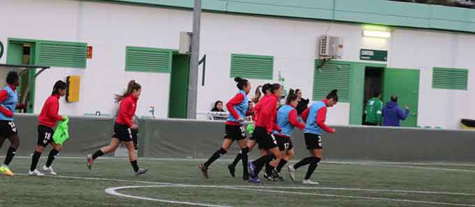 Las jugadoras del Sporting iniciaron el trabajo para el último partido liguero del año. / Foto: @sportinghuelva.