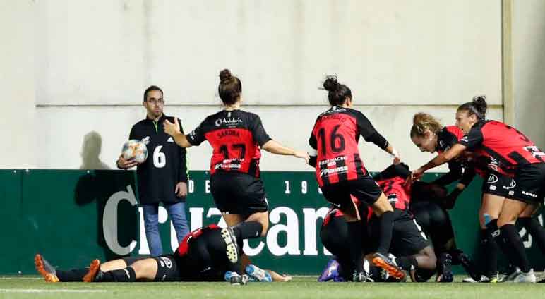 Las jugadoras del Sporting celebran el gol de Patri Ojeda, que dio un punto. / Foto: www.lfp.es.