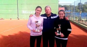 Alberto Martín, director técnico del Club de Tenis Bellavista Golf, junto a la campeona cadete, Lucía Rodríguez (izquierda), y Beatriz Antonesa, subcampeona.