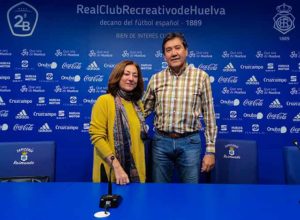 Firmaron el acuerdo la vicerrectora de Innovación y Empleabilidad, Isabel María Rodríguez, y el presidente del Recreativo de Huelva, Manuel Zambrano.