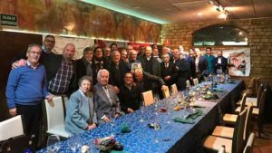 Foto de familia tras la cena de la Peña, con el gran protagonista, Paco Gallego.