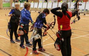 Aurora Quintero, presidenta del Club Asirio -segunda por al izquierda-, luchando por el oro durante la final.