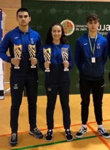 Los representantes del Club Esgrima Huelva con los trofeos logrados en Jaén.