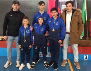 Deportista del Club Esgrima Huelva en en la prueba celebrada en Conil.