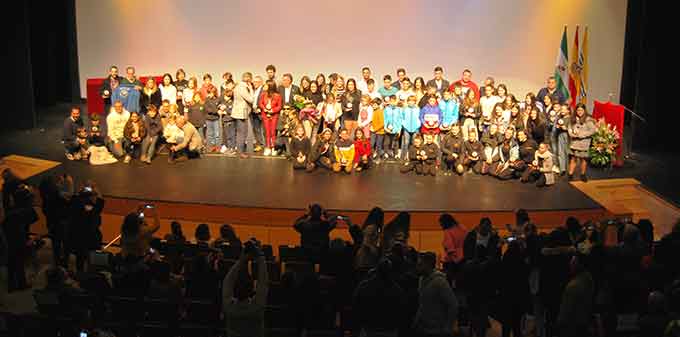 Foto de familia de los premiados en la Gala del Deporte de Isla Cristina.