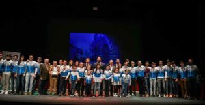 Foto de familia de los galardonados, epílogo de la Gala del Ciclismo de Huelva.