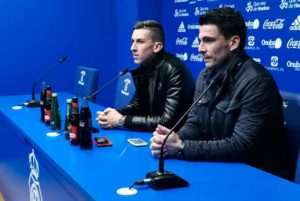 Kleandro -izquierda- junto al secretario técnico del Recre, Juan Antonio Zamora, en la presentación del jugador. / Foto: @recreoficial.