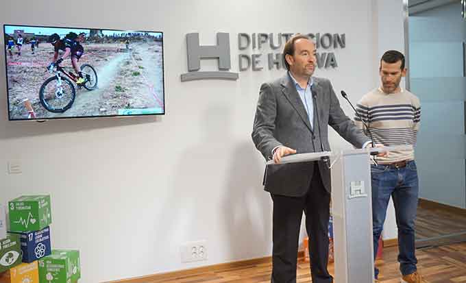 Un momento de la presentación en la Diputación Provincial de los Circuitos de BTT que se desarrollarán en Huelva en 2010.