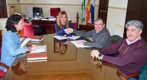 Un momento de la firma del convenio en el Ayuntamiento de San Juan del Puerto.