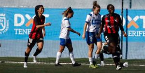 Fatou Kanteh celebra el primero de los goles del Sporting. / Foto: www.lfp.es.