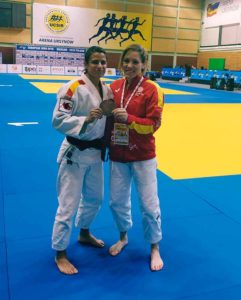 Cinta García, con su medalla, junto a Almudena Gómez en Varsovia. / Foto: @JudoHuelva1.